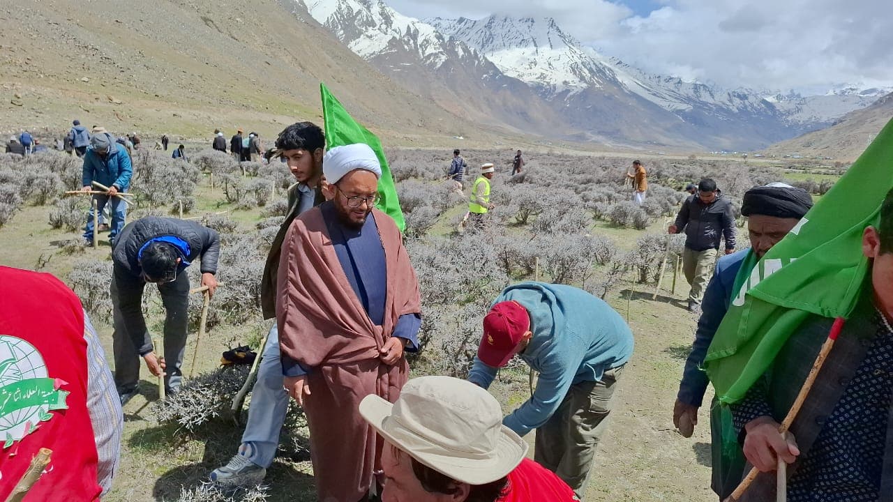 Volunters Planting trees, in presence of Imam Jummah JUIAK Kargil