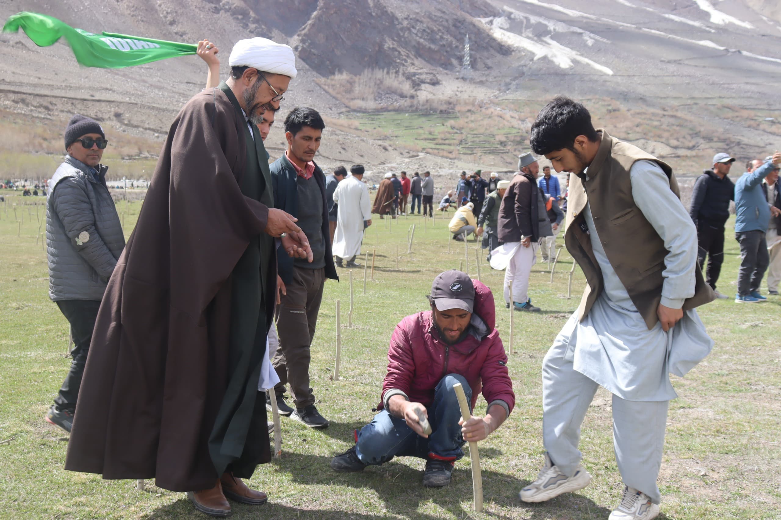 Volunters Planting trees, and Sheikh Baqir planting the tree